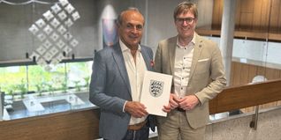 Georgios Tsomidis dankte Oberbürgermeister Markus Kleemann (r.) und dem Aufsichtsrat für das Vertrauen.