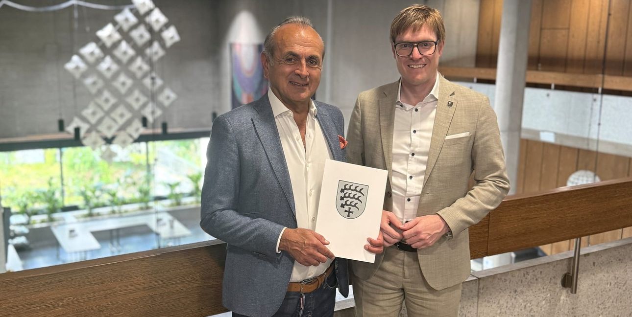 Georgios Tsomidis dankte Oberbürgermeister Markus Kleemann (r.) und dem Aufsichtsrat für das Vertrauen.