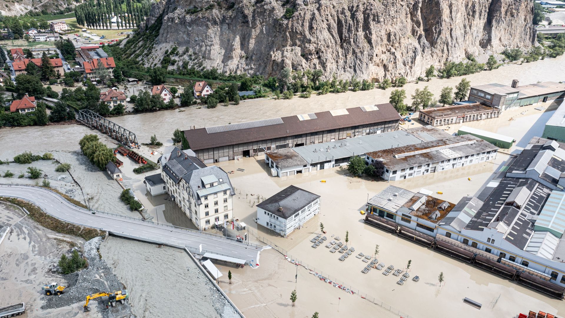 Die Flüsse Rhone (oben) und Navizence (links) waren Ende Juni in Chippis  über die Ufer getreten und hatten das Aluminium-Werk von Constellium überflutet. Auch der Hersteller Novelis musste die Produktion stoppen.