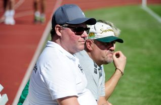 Bernd Gluiber (links) und sein Co-Trainer Jochen Wild  wollen aus dem Tabellenkeller der Fußball.Bezirksliga raus. Bild: photostampe