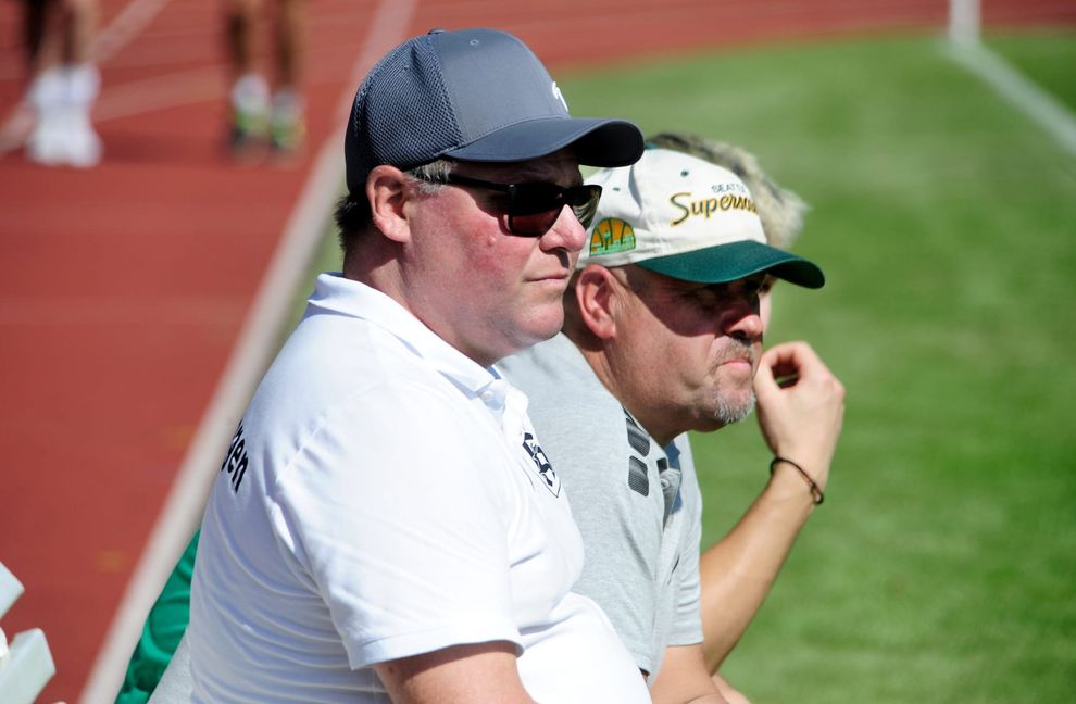 Bernd Gluiber (links) und sein Co-Trainer Jochen Wild  wollen aus dem Tabellenkeller der Fußball.Bezirksliga raus. Bild: photostampe