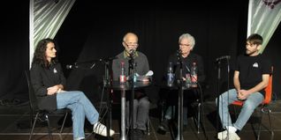 Im Sindelfinger Pavillon haben sich Aisha Erdes, Reinhard Schmitz, Peter Bausch und Jannik Müller (von links) über die Seenotrettungaktionen der Organisation Sea-Watch unterhalten.