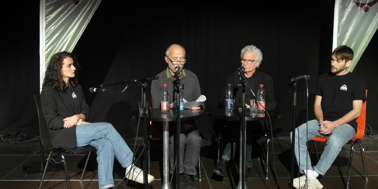 Im Sindelfinger Pavillon haben sich Aisha Erdes, Reinhard Schmitz, Peter Bausch und Jannik Müller (von links) über die Seenotrettungaktionen der Organisation Sea-Watch unterhalten.