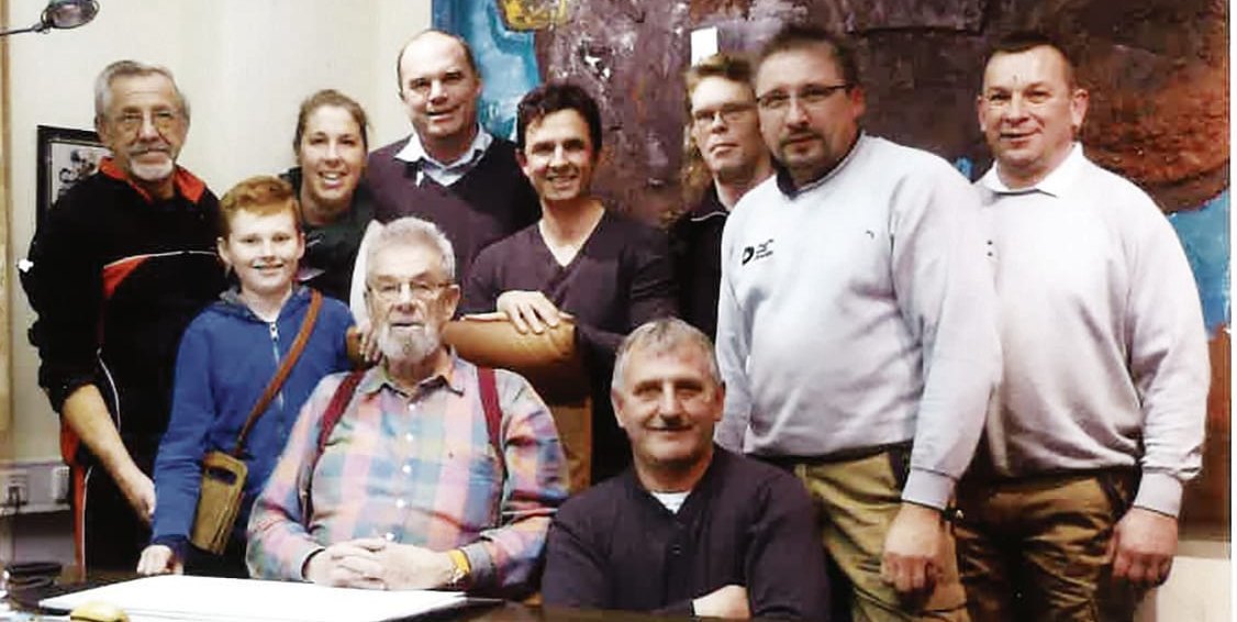 Ein Bild aus früheren Zeiten anlässlich der Firmengabe von Volker an Utz Derichsweiler im Februar 2015. (von links): Peter Klimek, Leopold Derichsweiler, Friederike Derichsweiler-Schmidt, Volker und Utz Derichsweiler, Nebi Musa, Waldemar Zukow, Rene Dannenberg, Helmut Cziomer und Pit Hase.