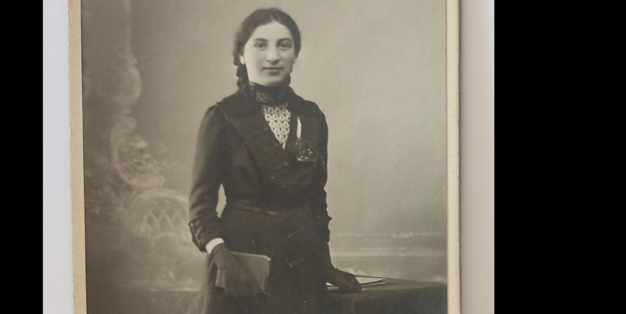 Das Foto von Lucie Illfelder wurde zum Anlass ihrer Konfirmation 1913 aufgenommen.