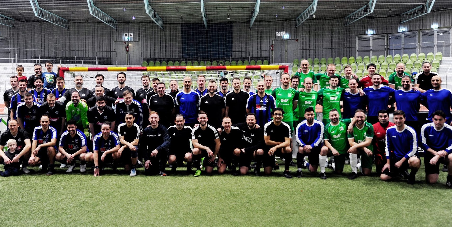 Bevor der Ball rollt, stellen sich die AH-Fußballer des VfL Sindelfingen, der SV Böblingen, des TV Darmsheim, des TSV Dagersheim und des GSV Maichingen immer zum gemeinsamen Foto auf. Bild: photostampe