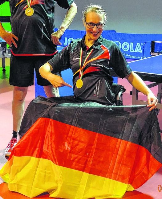 Zurecht stolz auf Gold: Sarah Kornau setzte sich als einzige Rollstuhl-Sportlerin im Feld der Tischtennis-Spieler durch. Bild: z