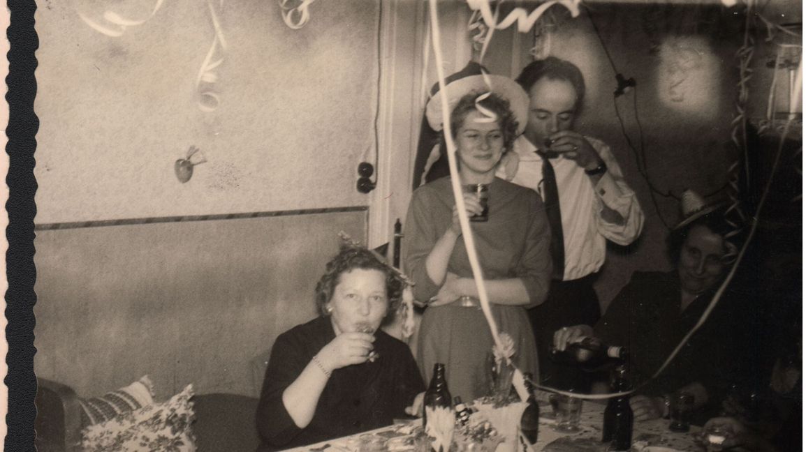 Recht brav, nur das Nesthäkchen der Geschwisterrunde  macht auf halbstark. Und die Mama nimmt erst mal einen Schluck. Berlin in den späten 50ern.