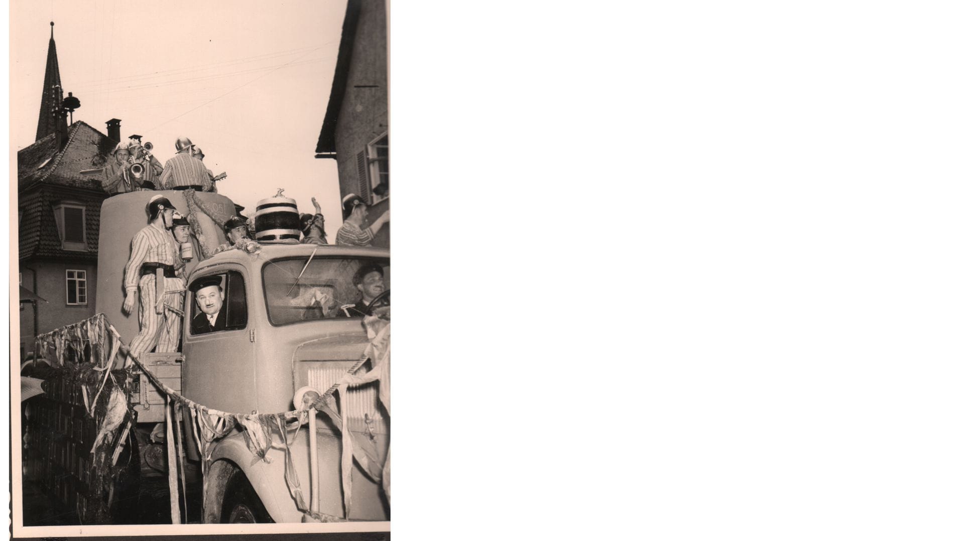 Närrisches Treiben im Schwäbischen nach rheinischem Vorbild: Fasnetsumzug in Donzdorf im Kreis Göppingen 1958, Motivwagen der Donzdorfer Feuerwehr.