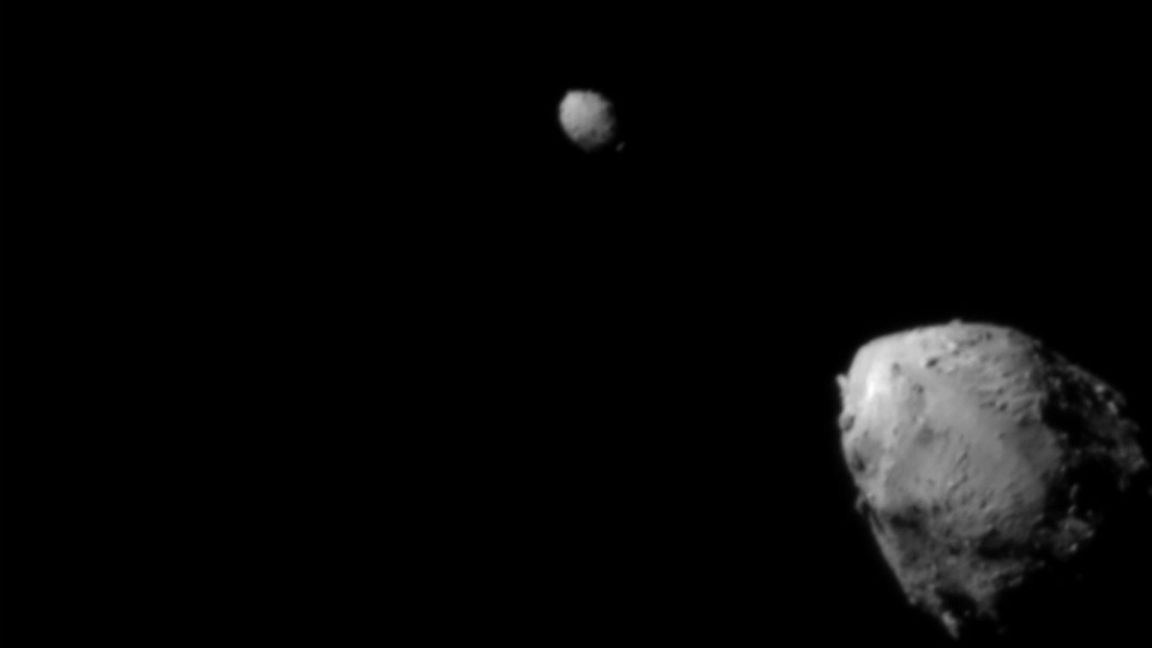 Der Asteroid Didymos (r) wird von dem kleineren Asteroiden Dimorphos umkreist - kurz vor dem Aufprall der "Dart"-Sonde. (Archivbild)