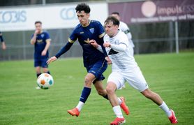 Darmsheims Louis Siegle (links) kämpft gegen Holzgerlingens Marvin Mayer um den Ball.