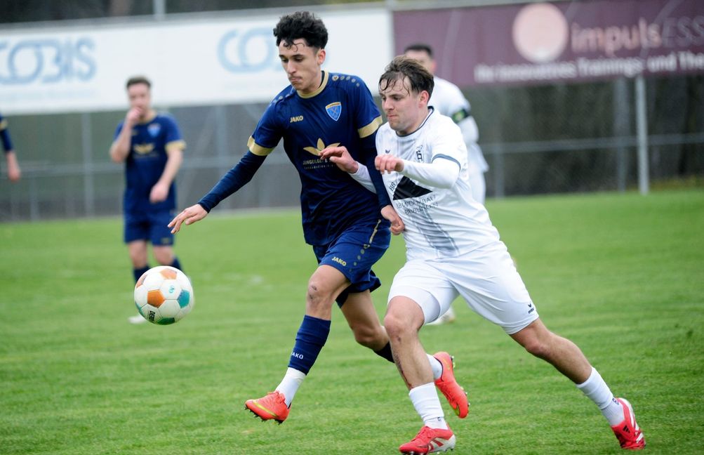 Darmsheims Louis Siegle (links) kämpft gegen Holzgerlingens Marvin Mayer um den Ball.