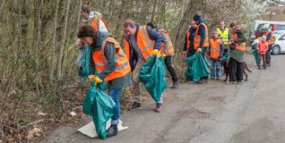 X-Mal bücken ist trotz Greifzange angesagt um Kippen, Fastfood-Verpackungen, Taschentücher und vieles andere aufzusammeln.