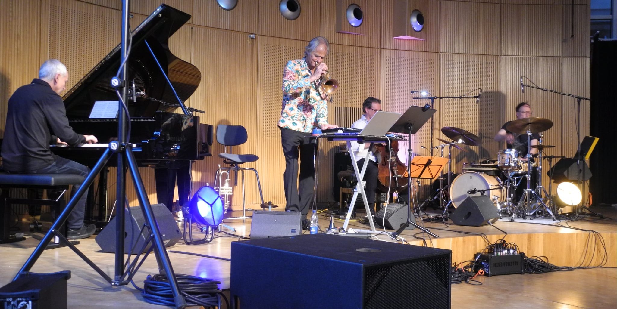 Trompeter Markus Stockhausen mit seiner Combo auf der Bühne im Odeon der SMTT.