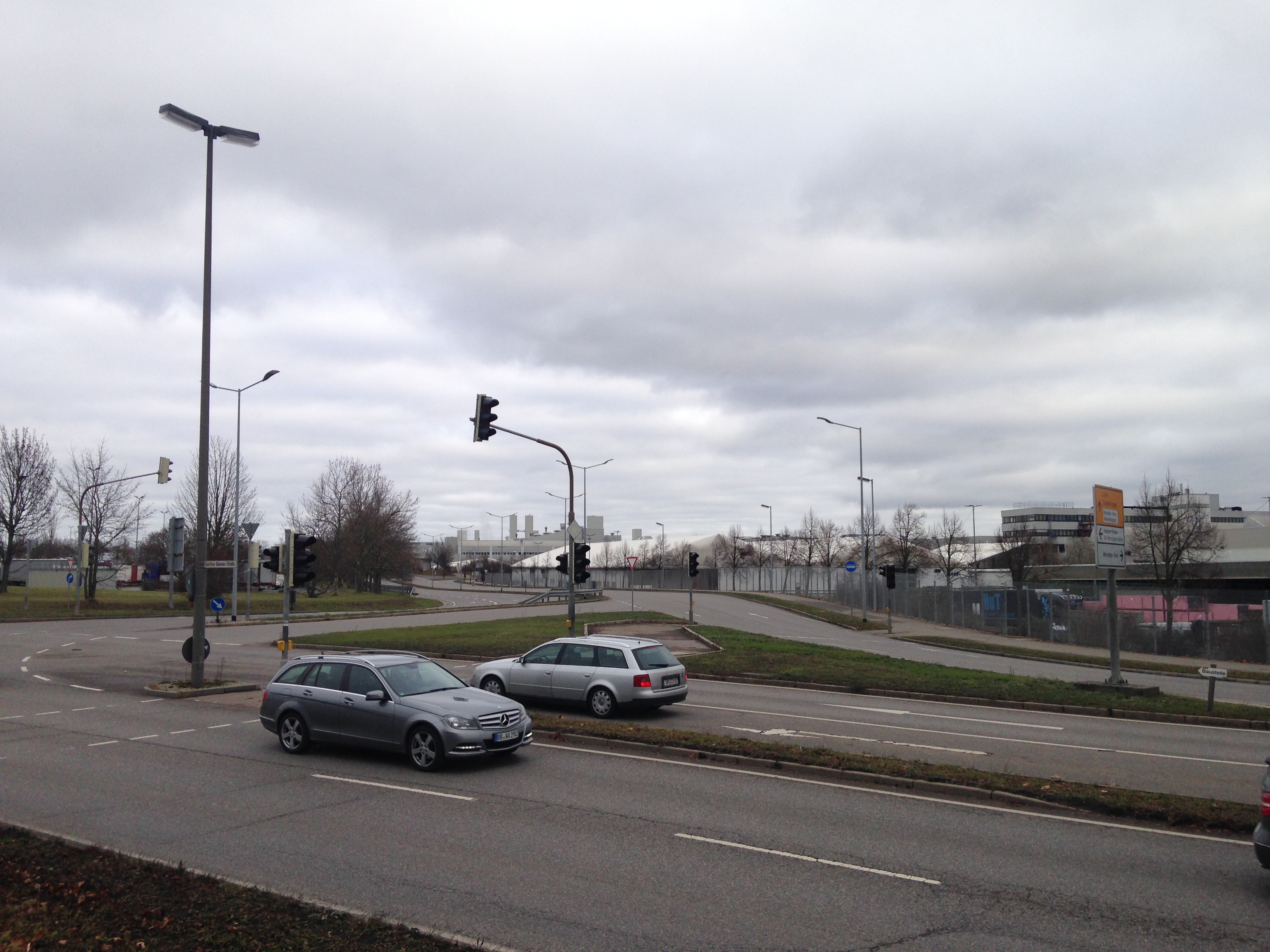 Ab Januar baut Daimler am Niederen Wasen ein neues Parkhaus. Dafür wird neben der Entensee-Kreuzung auch die hier abgebildete Kreuzung Gottlieb-Daimler-Straße/Benzstraße umgebaut.	Bild: Müller