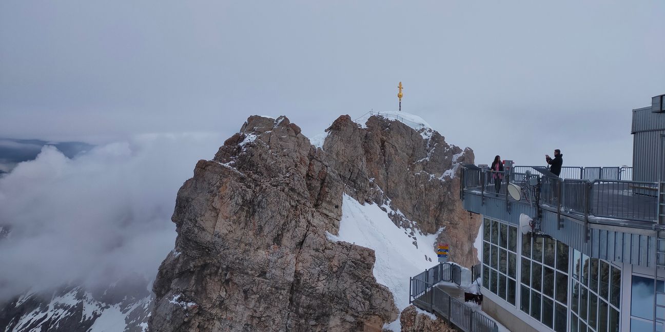 Der Zugspitz-Gipfel mit dem markanten goldenen Kreuz. Bilder: Schweiker