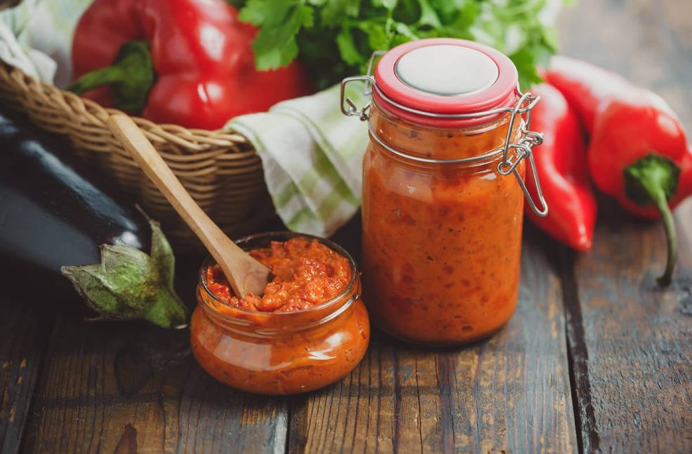 Ajvar ist in der Küche vielseitig einsetzbar. Die 9 besten Alternativen für Ajvar finden Sie hier im Überblick.