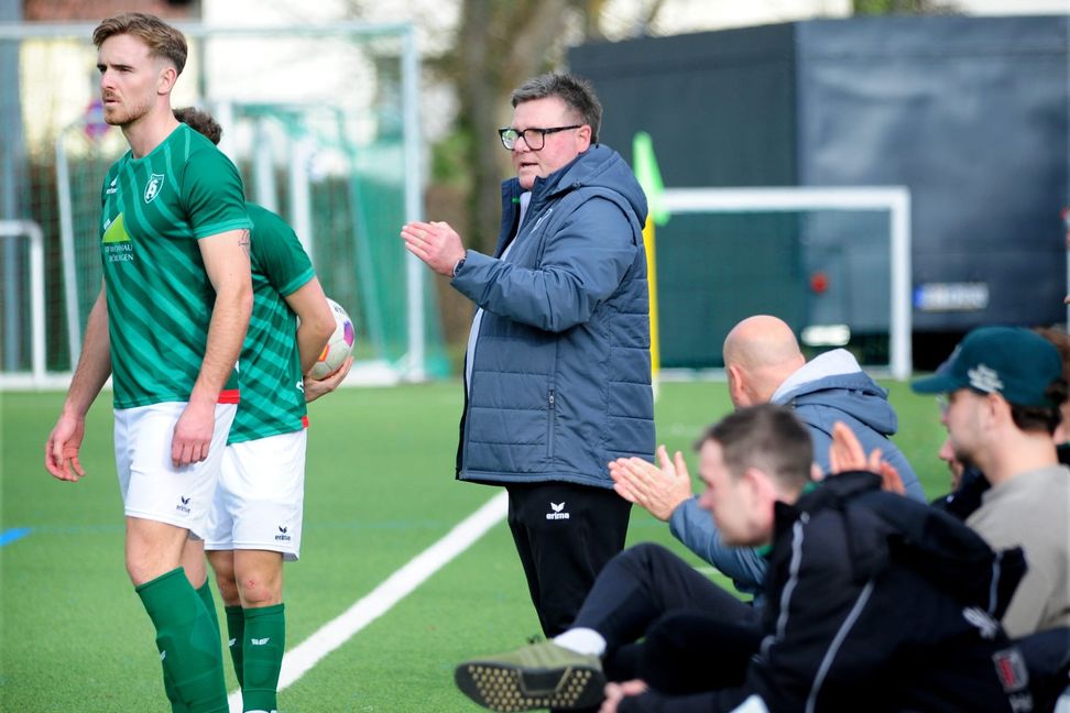 Spvgg-Trainer Bernd Gluiber kam gegen Stammheim gar nicht aus dem Applaudieren heraus.