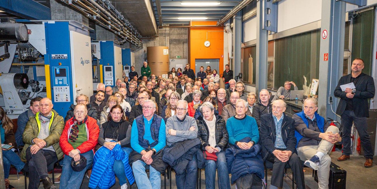 Voll besetzte Stuhlreihen im Z-Druck mit Chefreporter Jürgen Wegner (rechts).