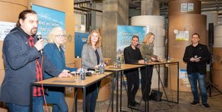 Redaktionsleiter Tim Schweiker (rechts) im Gespräch mit den Kandidaten (von links): Marcel Kläger (Linke), Dr. Christine Watrinet (FDP), Regina Dvořák-Vučetić (CDU), Florian Wahl (SPD) und Umweltministerin Thekla Walker (Grüne):