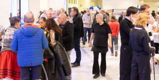 Gäste beim Neubürgerempfang im Stadthallen-Foyer.