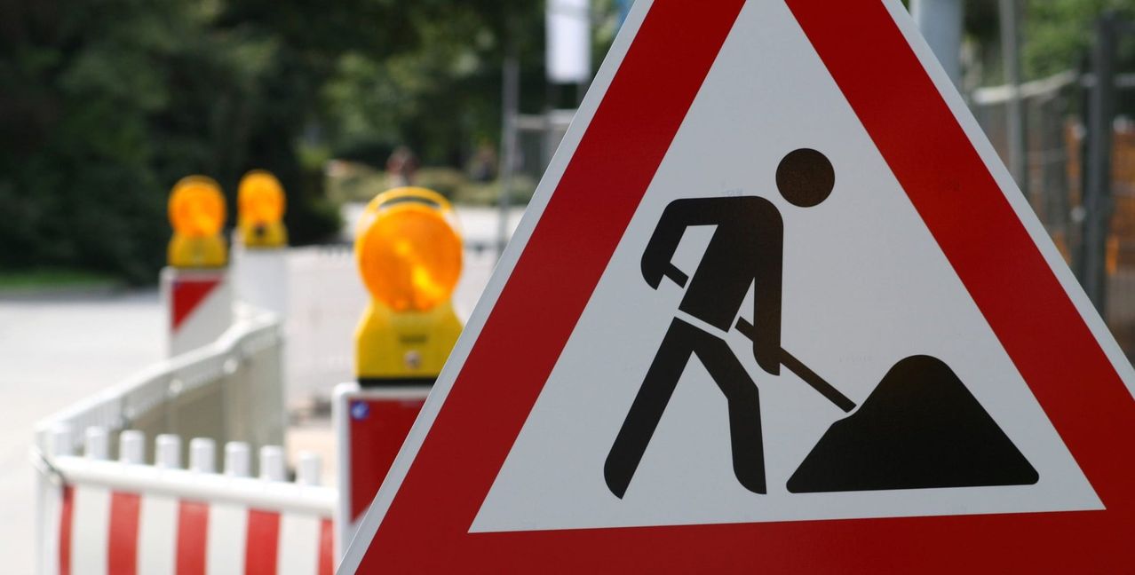 Ein neues Regenklärbecken wird an der Bundesstraße gebaut.