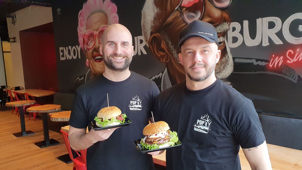 George Papadopoulos (links) und Hrvoje Knezevic tischen auf.