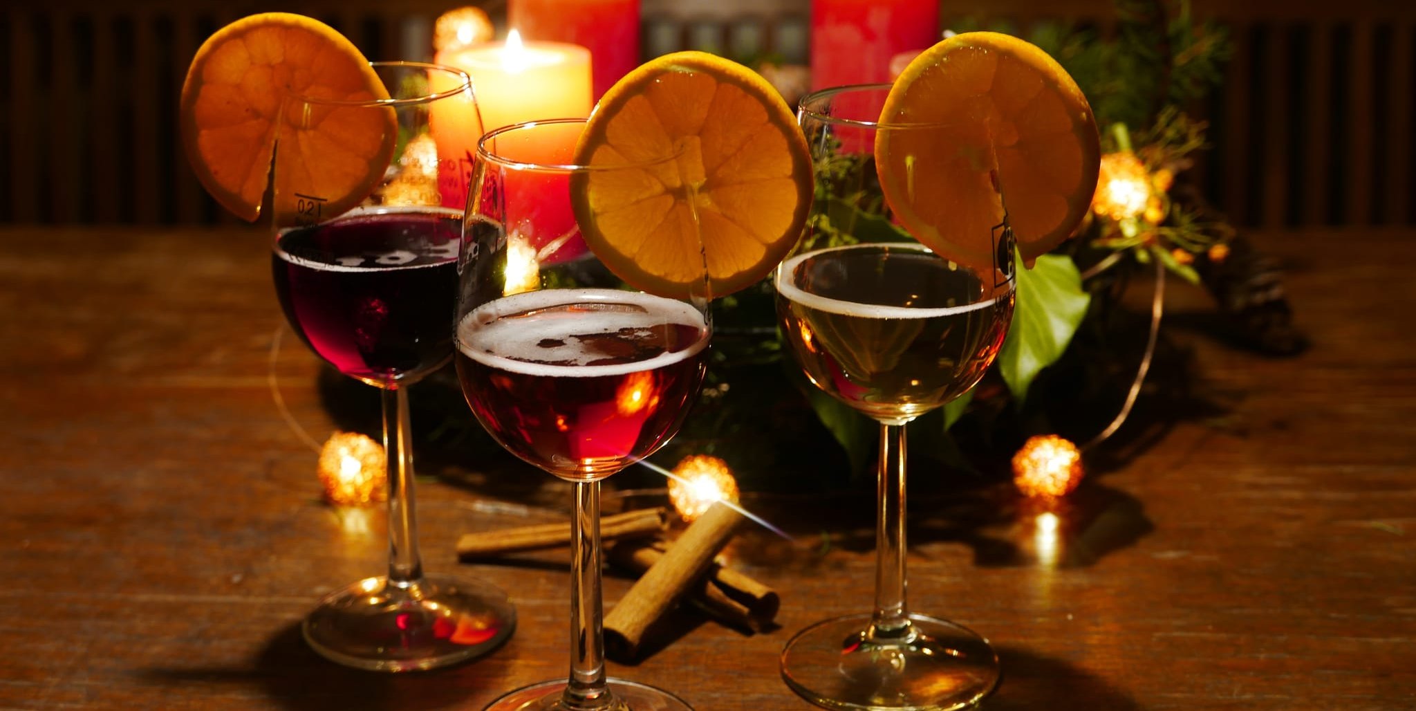 Ein heißes Trio: Glühwein in Rot, Rosé und Weiß.