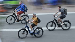 E-Bikes dominieren den deutschen Fahrradmarkt. (Archivbild)
