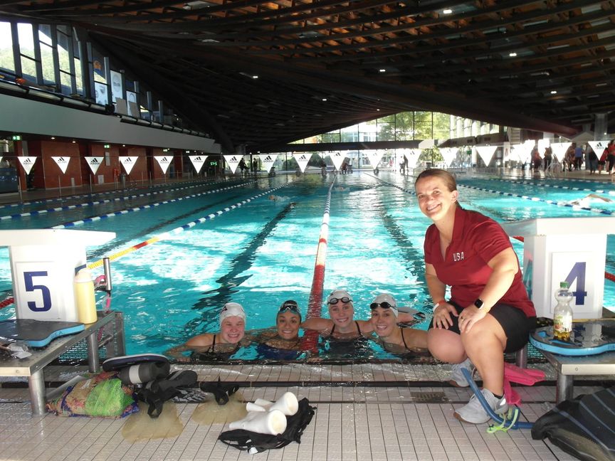 Teamchefin Erin Popovich (rechts) mit Jessica Long, Ahalya Lettenberger, Lizzi Smith, Natalie Sims aus ihrem Schwimmteam.