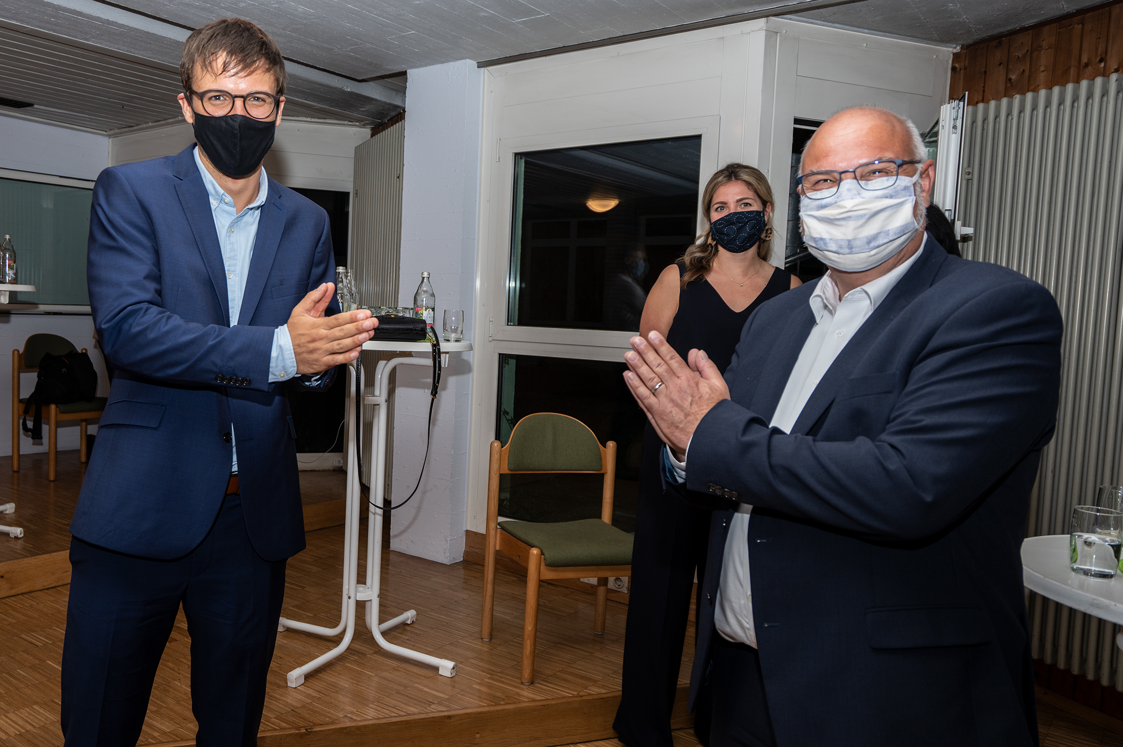 Sie erreichten bei der Bürgermeisterwahl in Weil der Stadt die höchsten Stimmenzahlen und wünschen sich gegenseitig Glück. Links Christian Walter und rechts Jürgen Katz. Im Hintergrund die Freundin von Christian Walter, Genevieve Vaillant.                               Bild: Richter