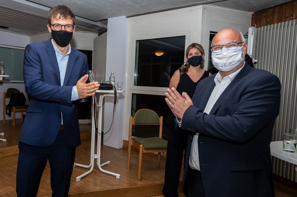 Sie erreichten bei der Bürgermeisterwahl in Weil der Stadt die höchsten Stimmenzahlen und wünschen sich gegenseitig Glück. Links Christian Walter und rechts Jürgen Katz. Im Hintergrund die Freundin von Christian Walter, Genevieve Vaillant.                               Bild: Richter