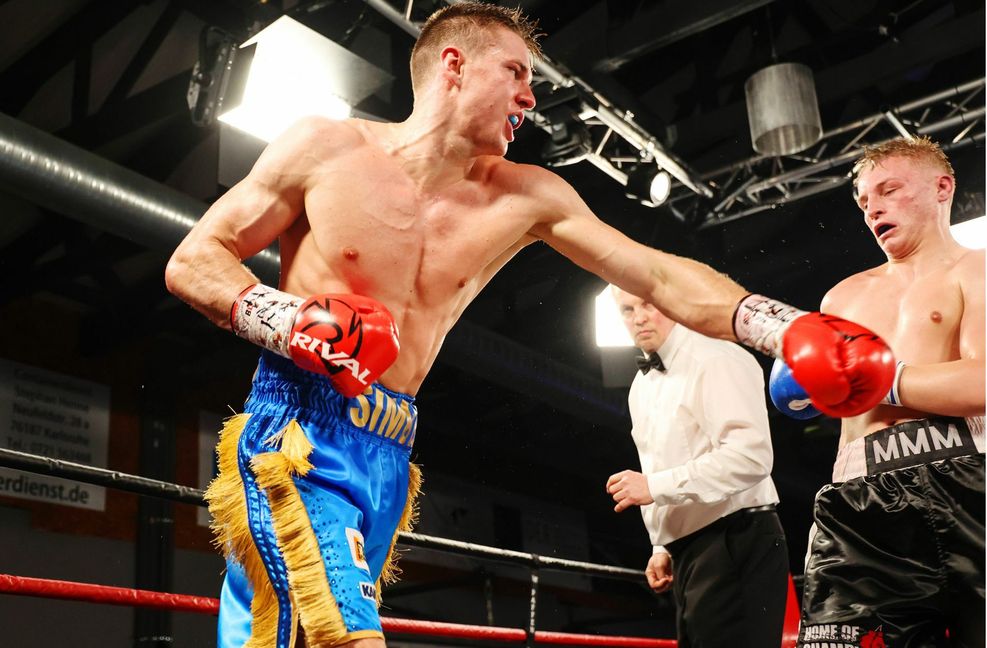 Simon Zachenhuber (links) ist nach 15 Kämpfen ungeschlagen.