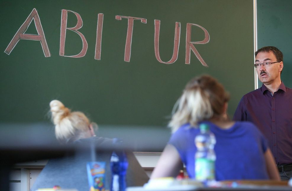 Frühere Abiturienten bei der  Deutsch-Klausur.