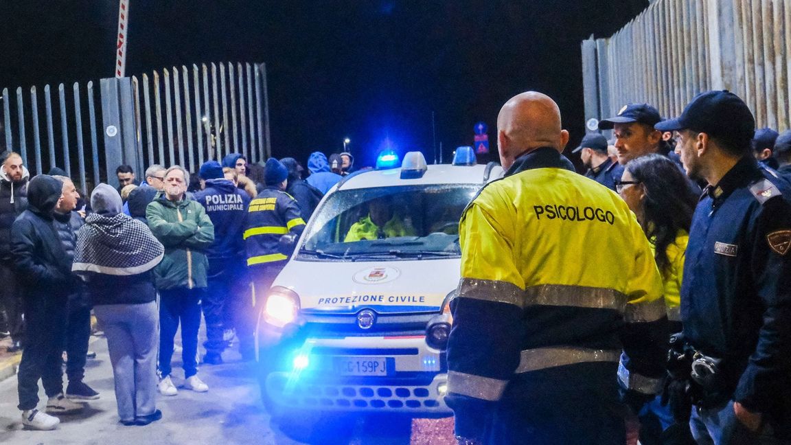 Erneut bebt die Erde in den Phlegräischen Feldern. Menschen laufen verängstigt auf die Straße.