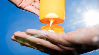 Zwei Discounterprodukte vorn: Die im Test besten Sonnencremes kosten unter vier Euro – und wurden mit „sehr gut“ bewertet.