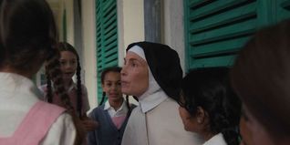 Noomi Rapace als die spätere Mutter Teresa