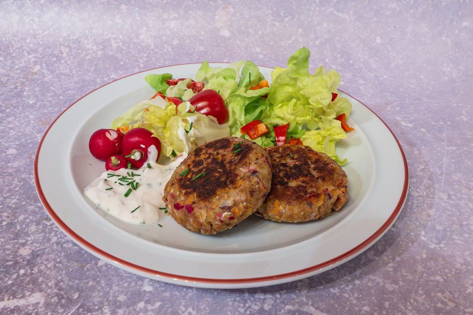 Radieschen-Bratling mit Salat.