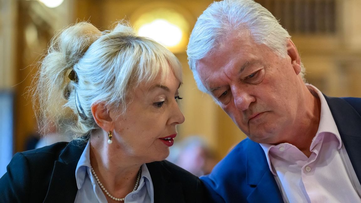 "Compact"-Chefredakteur Jürgen Elsässer und seine Ehefrau Stephanie unterhalten sich im Bundesverwaltungsgericht. (Archivbild)