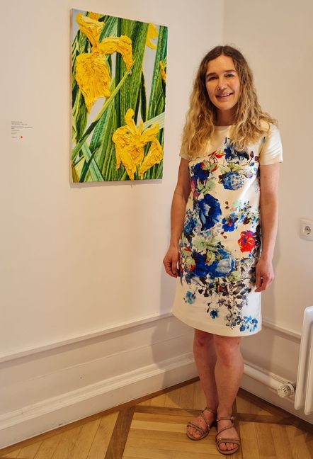 Katharina Gierlach vor ihrer „Sumpfschwertlilie (iris pseudacorus)“.