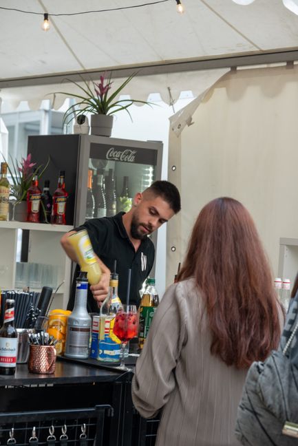 Cocktailgenuss gehört zum Fest dazu.