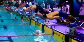 Seit Ende Februar installierten die VfL-Schwimmer die aufwändige Lichtinstallation im Badezentrum. Bild: z