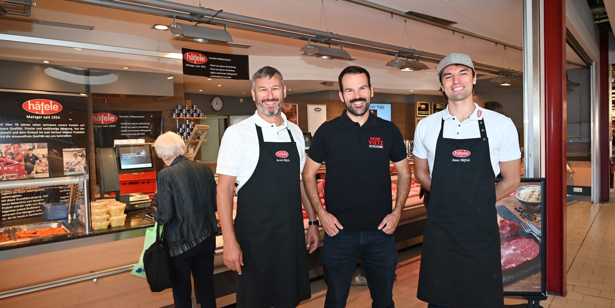 Armin Häfele und Sohn Amos Häfele mit Steffen Vietz.