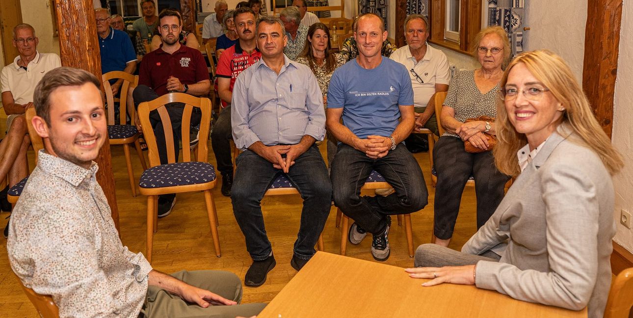 In der „Alten Schule“ gaben die beiden Bürgermeisterkandidaten Marc Weidel und Helena Österle Auskunft auf Fragen des HGV Aidlingen. In der ersten Reihe links HGV-Vorsitzender Yavuz Abay und Moderator Alexander Hoss.