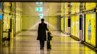 Das Klischeebild einer Geschäftsreisenden am Flughafen - das Flugzeug liegt als Verkehrsmittel klar vorne. (Symbolbild)
