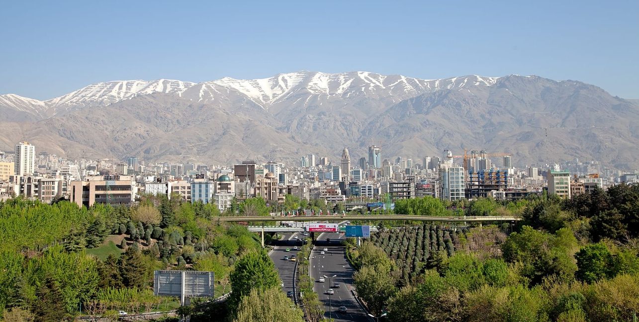 Ein Foto aus der Zeit vor den Angriffen: Blick auf Teheran. Im Hintergrund das Alborz-Gebirge, an dessen Fuß der Vater von Miriam Zangina lebt.