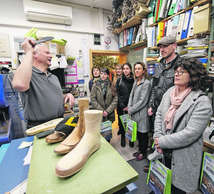 Harald Mann zeigt den interessierten Besuchern, wie ein Maßschuh entsteht und wie lange die Fertigung dauert.  Bild: Richter