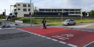 Die neue Ampel am Radweg R7 in der Maichinger Allmendstraße. Der Fußgänger hätte eigentlich ein paar Meter weiter links die Straße überqueren sollen.Bild: Wegner