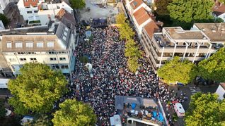 Nette Leute, tolle Stimmung: Voller Marktplatz bei Sifi rockt mit den Songs von Coldplay