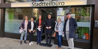 Austausch über die Stadtteilarbeit im Hinterweil (von links): Christiane Mayer (Abteilungsleitung für Bürgerschaftliches Engagement und Sozialplanung), Laura Vargas Gonzalez (Quartiersmanagerin im Hinterweil), Almut Cobet (Amtsleitung des Amtes für Soziale Dienste), Markus Kleemann, Beate Faust (Fachbereichsleitung Quartiersarbeit beim Stadtjugendring Sindelfingen) und Peter Komhard (Geschäftsführung Stadtjugendring Sindelfingen).